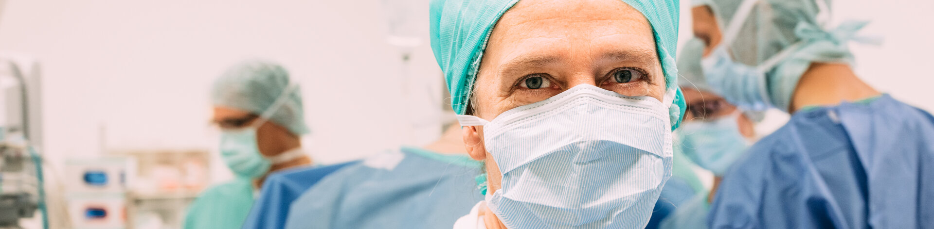 OP-Fachkraft während eines Eingriffs in den Kliniken Ostallgäu-Kaufbeuren | © Kliniken Ostallgäu-Kaufbeuren