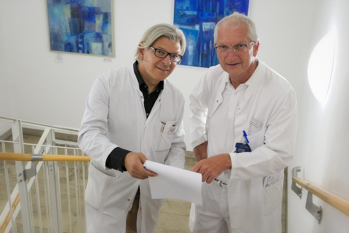 Chefarzt der Kinderklinik Prof. Dr. Markus Rauchenzauner (links) und Oberarzt der Inneren Medizin Dr. Thomas Kehle (rechts) sind Spezialisten auf dem Gebiet der Kinder- und Erwachsenen-Diabetologie. | © Kliniken Ostallgäu-Kaufbeuren