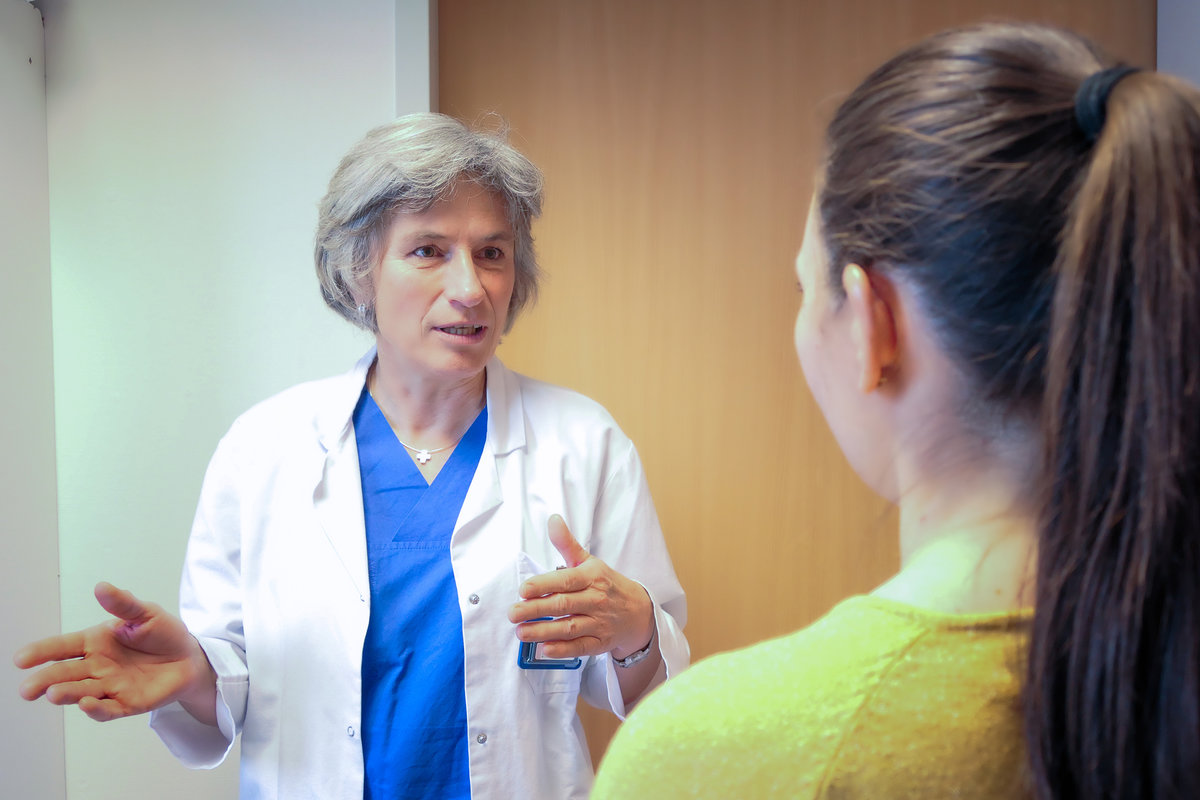 Dr. Hildegard Kees-Kautzky führt mit den Angehörigen ausführliche Gespräche, falls der hirntote Patient für eine Organspende in Frage kommt.  | © Kliniken Ostallgäu-Kaufbeuren