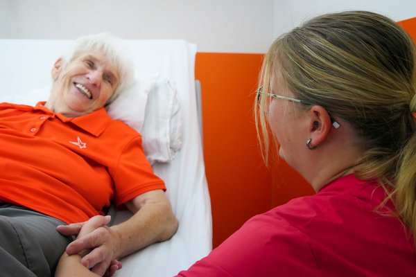 In der neuen Akutgeriatrie der Klinik Füssen können ab sofort Seniorinnen und Senioren direkt aus der Notaufnahme in die Rehabilitation übernommen werden | © Kliniken Ostallgäu-Kaufbeuren