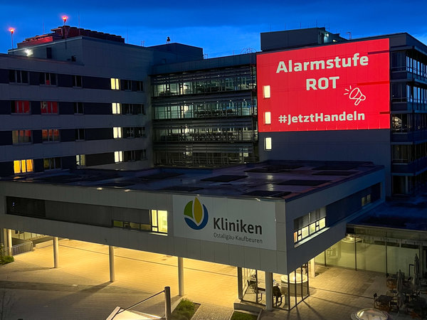 Beleuchtete Fassade über dem Haupteingang des Klinikums Kaufbeuren. Bild: Kliniken Ostallgäu-Kaufbeuren | © Kliniken Ostallgäu-Kaufbeuren
