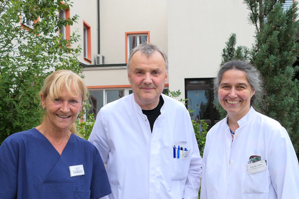 Rheumatologie-Chefarzt Dr. Artur Schleich mit der leitenden Oberärztin Dr. Jutta Bohn (rechts) sowie der Assistentin Sonja Martin. | © Kliniken Ostallgäu-Kaufbeuren