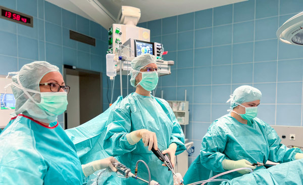 PD Dr. Enikö Berkes (Mitte) während eines Eingriffs | © Kliniken Ostallgäu-Kaufbeuren