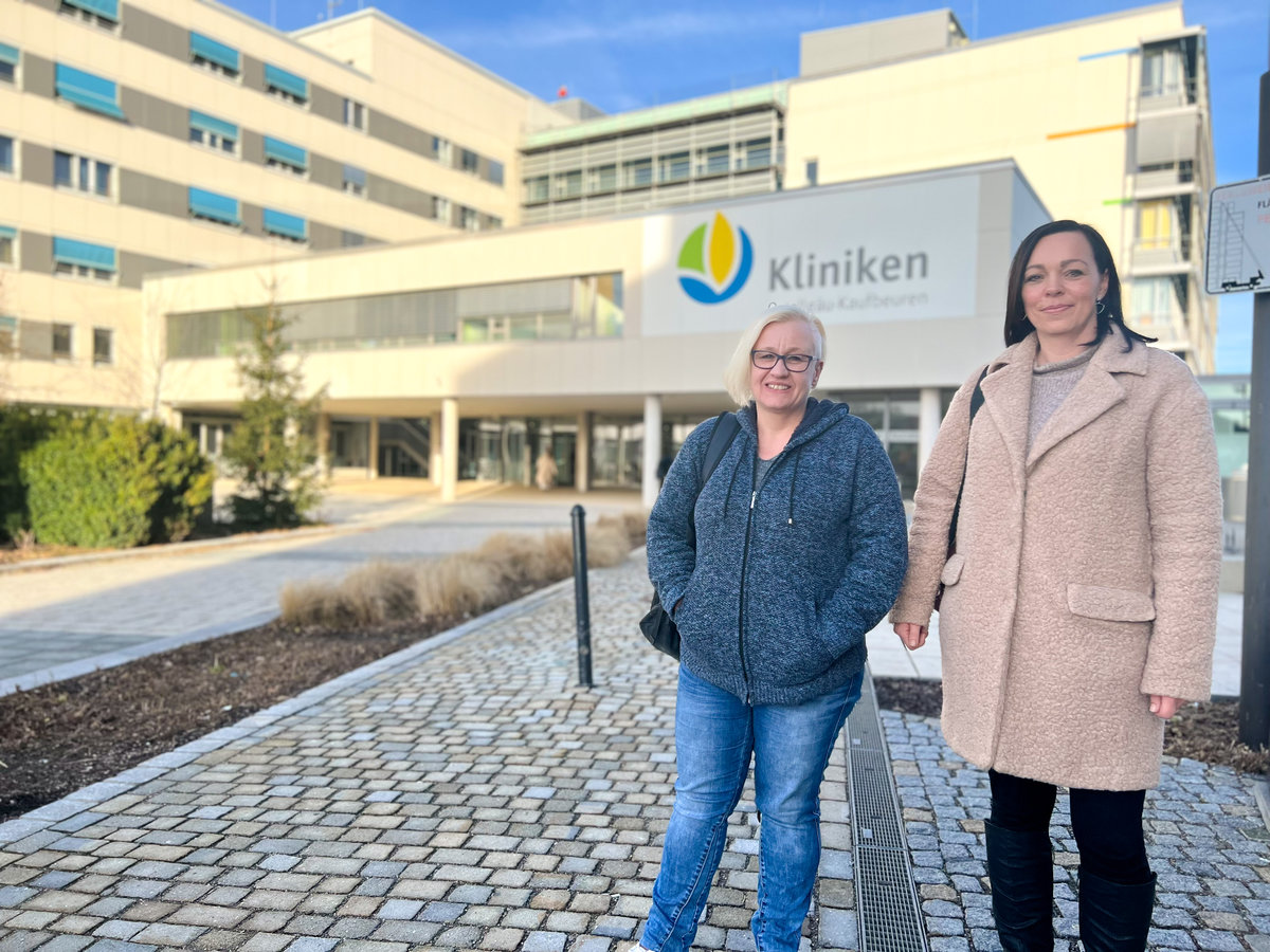 Karin Ulbrich (l.) und Tanja Deschler nach ihrem Unterricht im Klinikum Kaufbeuren. | © Kliniken Ostallgäu-Kaufbeuren