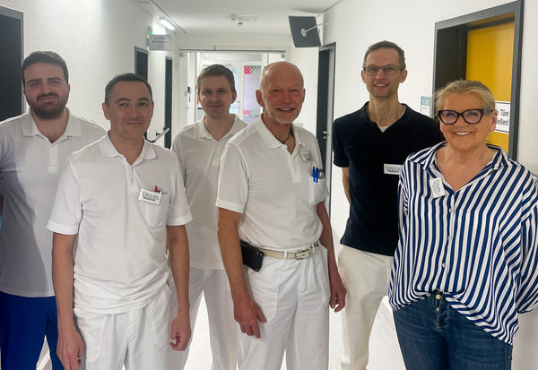 Dr. Michael Dykta (2.v.r.) mit Team.  | © Kliniken Ostallgäu-Kaufbeuren