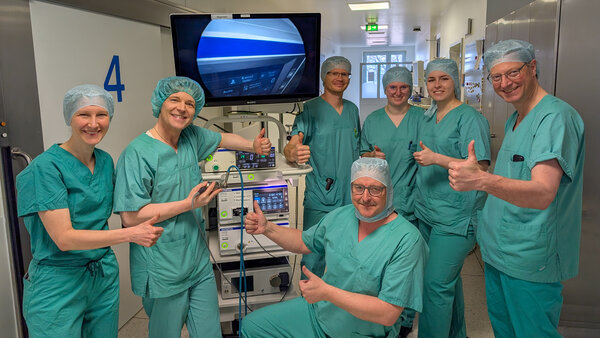 Kaufbeurer Ärzte und OP-Pflegekräfte mit dem neuen Turm: Dr. Christina Schubert, Jürgen Krück-Kein, Christopher Pfeilschifter, Dr. Christoph Berghammer, Lena Guppenberger, Lisa Murati, Prof. Stefan Maier (v.l.n.r.). | © Kliniken Ostallgäu-Kaufbeuren