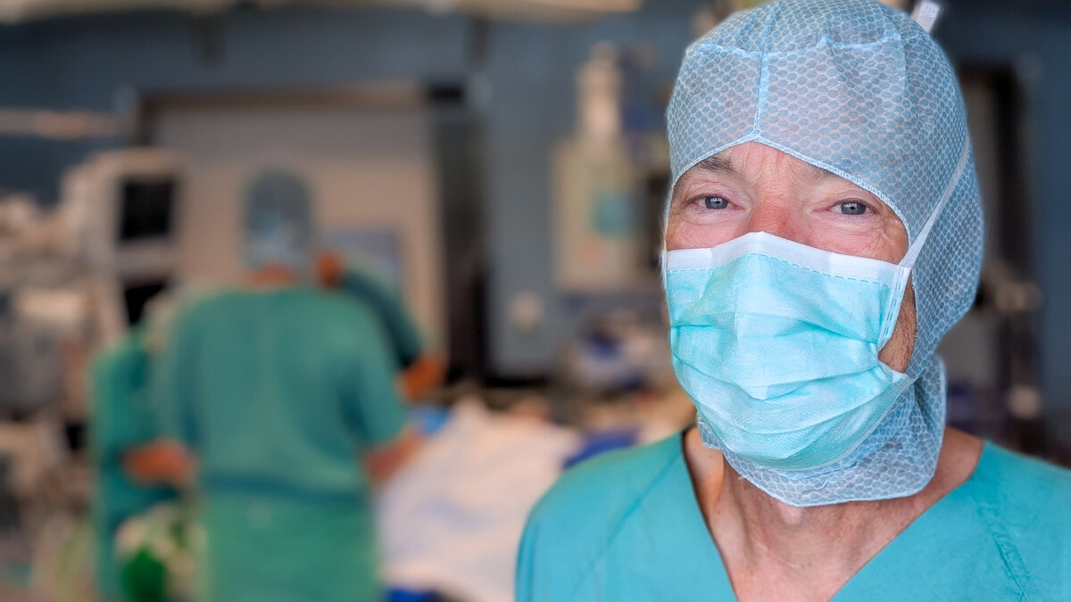 Der erfahrene Spezialist für Schulterchirurgie und komplexe Endoprothetik, Dr. Tilman Eßlinger, im Eingriffsraum mit dem OP-Team vor einer Operation. | © Kliniken Ostallgäu-Kaufbeuren