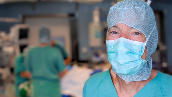Der erfahrene Spezialist für Schulterchirurgie und komplexe Endoprothetik, Dr. Tilman Eßlinger, im Eingriffsraum mit dem OP-Team vor einer Operation. | © Kliniken Ostallgäu-Kaufbeuren
