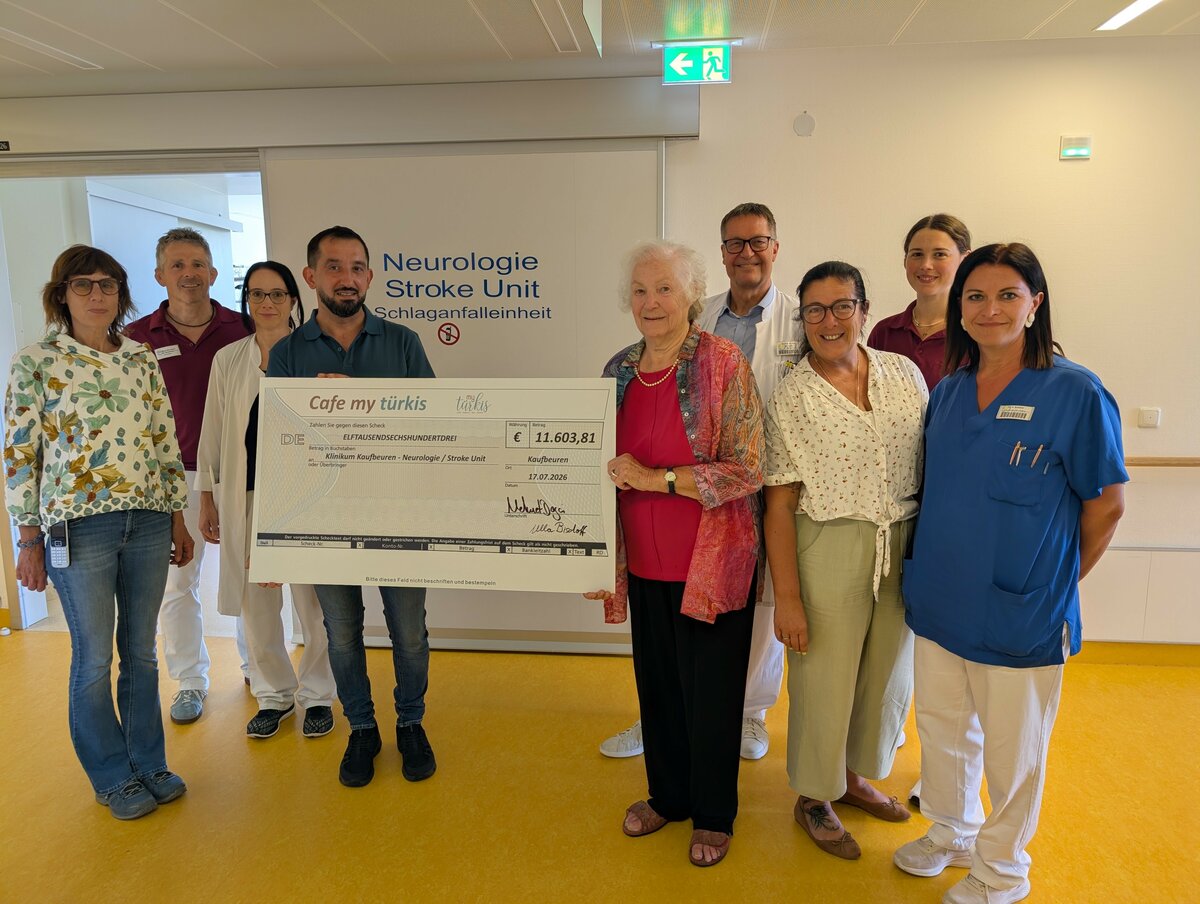 Klinikleitung Carolina Messerschmitt, Ergotherapeut Thomas Wurmser, ltd. Oberärztin Neurologie Dr. Stephanie Berno, Mehmet Dagci, Ursula Bischoff, Chefarzt Neurologie Prof. Martin Hecht, Pflegedienstleitung Andrea Lehmann, Logopädin Tabea Stoller, Stationsleitung Neurologie Heike Schürer (v.l.n.r.) | © Foto: Dominique Roth | Kliniken Ostallgäu-Kaufbeuren