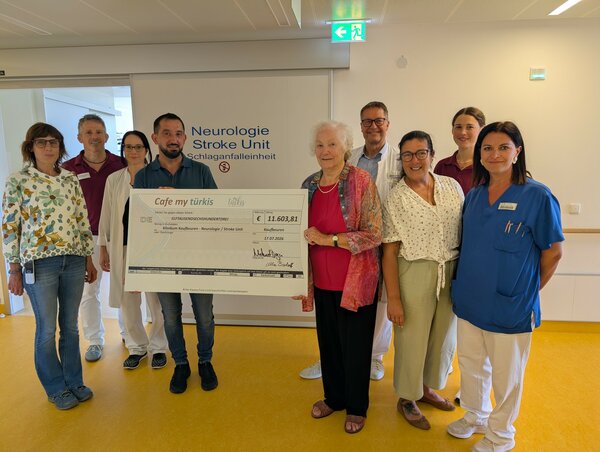 Klinikleitung Carolina Messerschmitt, Ergotherapeut Thomas Wurmser, ltd. Oberärztin Neurologie Dr. Stephanie Berno, Mehmet Dagci, Ursula Bischoff, Chefarzt Neurologie Prof. Martin Hecht, Pflegedienstleitung Andrea Lehmann, Logopädin Tabea Stoller, Stationsleitung Neurologie Heike Schürer (v.l.n.r.) | © Foto: Dominique Roth | Kliniken Ostallgäu-Kaufbeuren