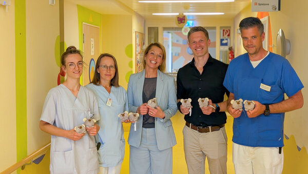 Freuen sich über die großzügige Spende: Kinderärztinnen Dr. Daniela Telser und Katerina Weber, Dr. Anna Karg und Dr. Tobias Rieder von der Kinderkrebshilfe Königswinkel sowie der Chefarzt der Notfallzentren in Kaufbeuren und Füssen Dr. Philipp Zimmermann (v.l.n.r.) | © Dominique Roth / Kliniken Ostallgäu-Kaufbeuren