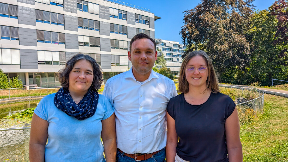 Vorstand der Kliniken Ostallgäu-Kaufbeuren Andreas Kutschker (Mitte) mit Mitarbeiterinnen des Qualitätsmanagement Nicole Rieger (l.) und Sarah Neumayr (r.) | © Foto: Dominique Roth / Kliniken OStallgäu-Kaufbeuren