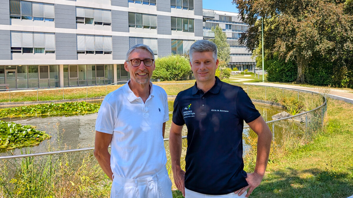 Der bisherige Chefarzt für Orthopädie und Unfallchirurgie im Klinikum Kaufbeuren Dr. Wolfgang Schnitzler (l.) mit seinem Nachfolger PD Dr. Markus Bormann (r.). | © Foto: Dominique Roth | Kliniken Ostallgäu-Kaufbeuren