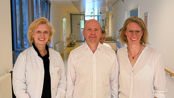 Chefärztin der Gynäkologie und Geburtshilfe Kaufbeuren PD Dr. Enikö Berkes, Dr. Márton Fábián und Leiterin des Brustkrebszentrums Dr.  Bodil Ipsen | © Foto: Dominique Roth | Kliniken Ostallgäu-Kaufbeuren