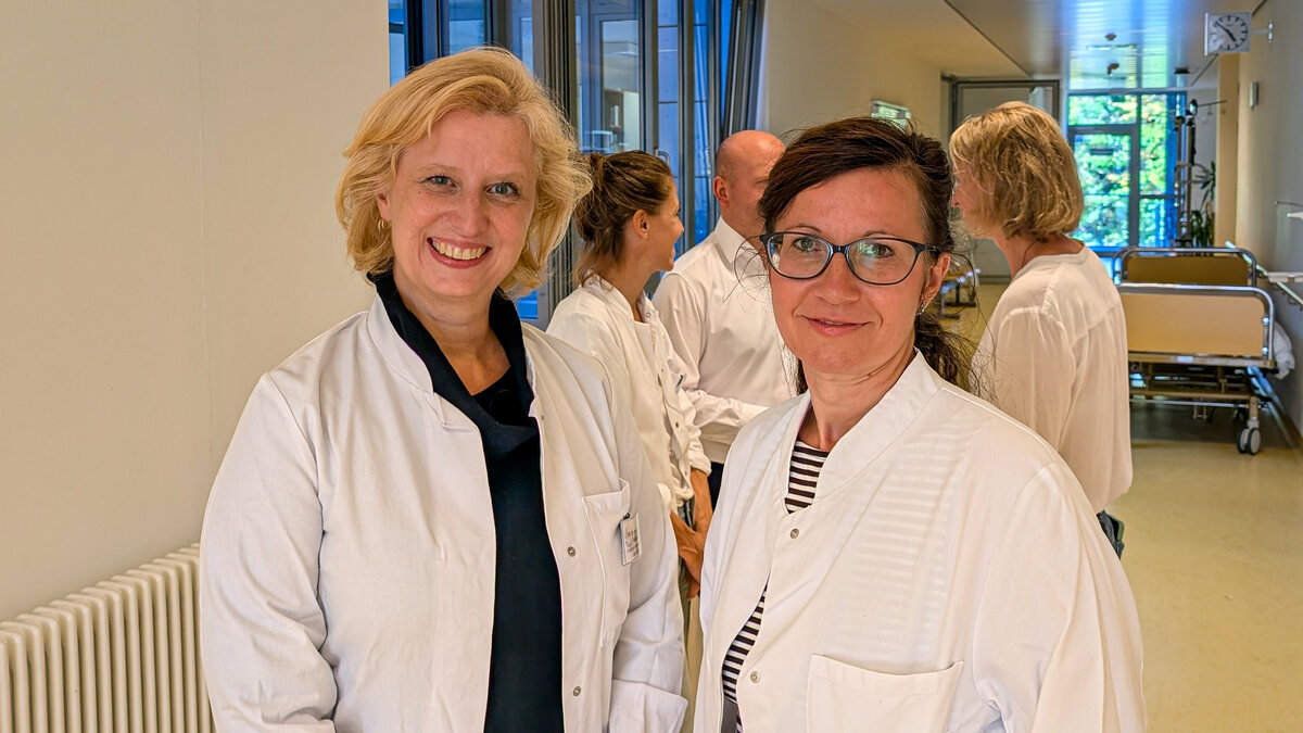 Chefärztin PD Dr. Enikö Berkes (l.) mit der neuen Oberärztin in der Gynäkologie und Geburtshilfe Kaufbeuren, Dr. Tabea Mutuku (r.). | © Dominique Roth | Kliniken Ostallgäu-Kaufbeuren