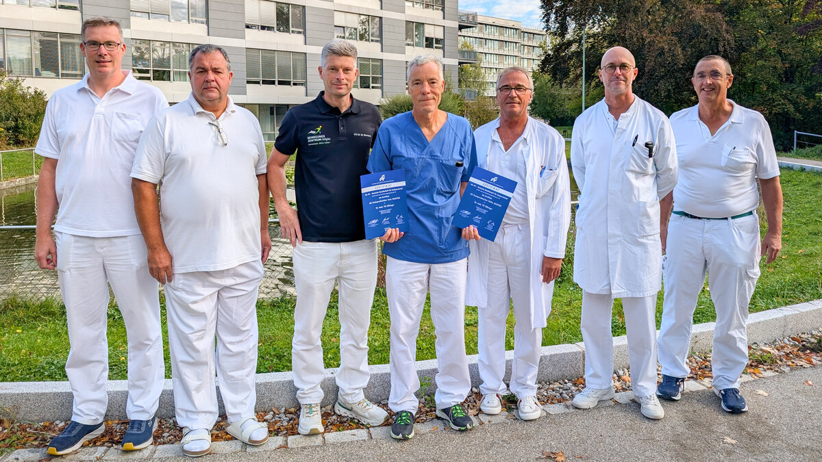 Das Ärzteteam der Orthopädie und Unfallchirurgie am Klinikum Kaufbeuren: Dr. Timm Komm, Dr. Silviu Hopulele, Dr. Markus Bormann, Dr. Tilman Eßlinger, Dr. Christof Albert, Dr. Stefan Dellner, Ulrich Schneider (v.l.n.r.) | © Dominique Roth | Kliniken Ostallgäu-Kaufbeuren