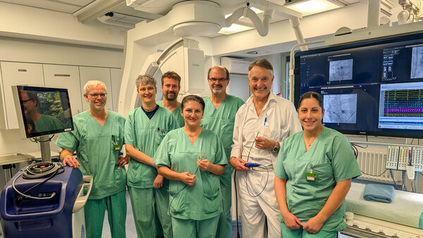 Chefarzt Dr. Koller (2.v.r.) präsentiert mit dem Team des Herzkatheterlabors im Klinikum Kaufbeuren die Sonden für das neue Ablations-Verfahren. | © Dominique Roth | Kliniken Ostallgäu-Kaufbeuren